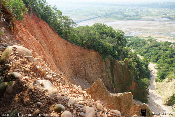 【苗栗。三義】熊熊烈火正在燃燒。惡地火炎山。亂石谷。自然保留區。火炎山步道