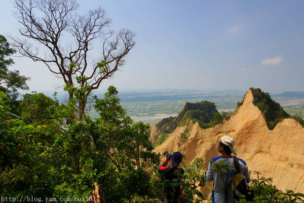 【苗栗。三義】熊熊烈火正在燃燒。惡地火炎山。亂石谷。自然保留區。火炎山步道