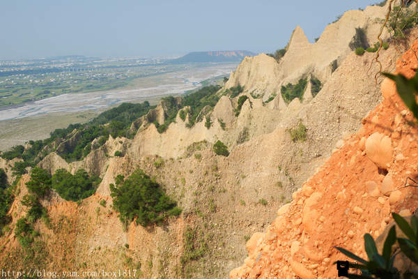 【苗栗。三義】熊熊烈火正在燃燒。惡地火炎山。亂石谷。自然保留區。火炎山步道