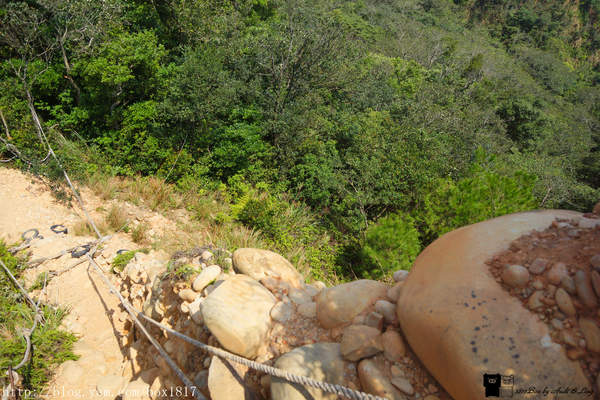 【苗栗。三義】熊熊烈火正在燃燒。惡地火炎山。亂石谷。自然保留區。火炎山步道