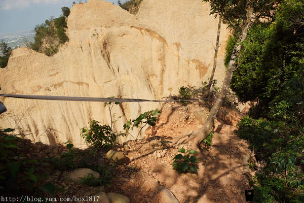 【苗栗。三義】熊熊烈火正在燃燒。惡地火炎山。亂石谷。自然保留區。火炎山步道