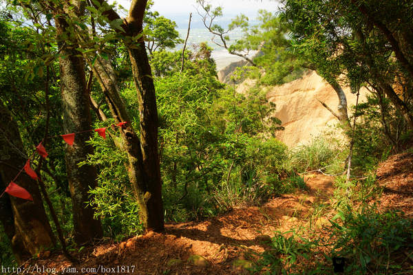 【苗栗。三義】熊熊烈火正在燃燒。惡地火炎山。亂石谷。自然保留區。火炎山步道