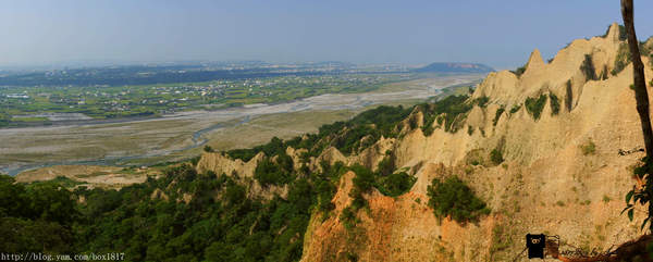 【苗栗。三義】熊熊烈火正在燃燒。惡地火炎山。亂石谷。自然保留區。火炎山步道