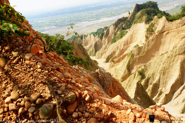 【苗栗。三義】熊熊烈火正在燃燒。惡地火炎山。亂石谷。自然保留區。火炎山步道