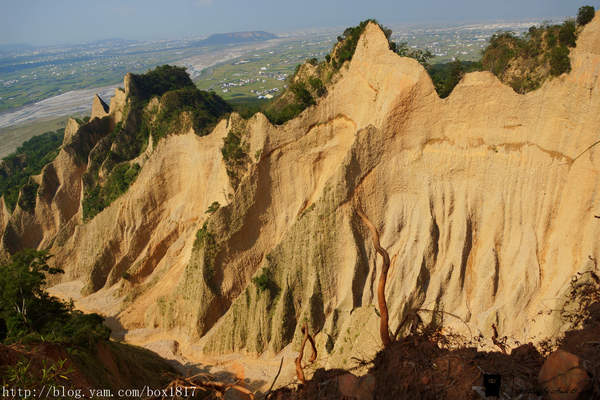 【苗栗。三義】熊熊烈火正在燃燒。惡地火炎山。亂石谷。自然保留區。火炎山步道