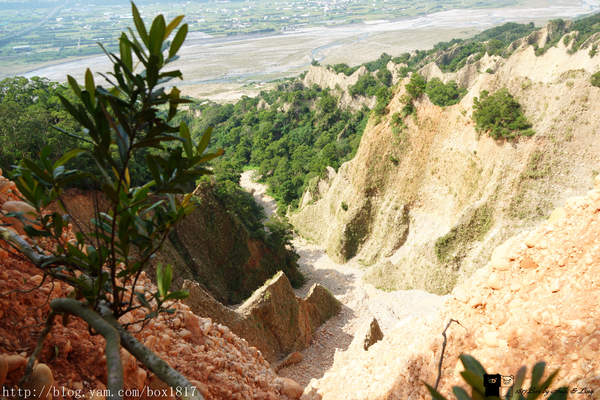 【苗栗。三義】熊熊烈火正在燃燒。惡地火炎山。亂石谷。自然保留區。火炎山步道