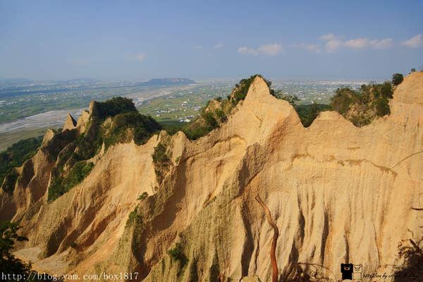 【苗栗。三義】熊熊烈火正在燃燒。惡地火炎山。亂石谷。自然保留區。火炎山步道
