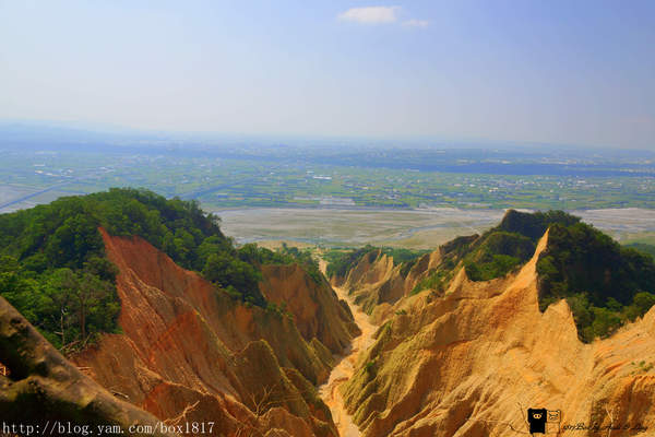 【苗栗。三義】熊熊烈火正在燃燒。惡地火炎山。亂石谷。自然保留區。火炎山步道