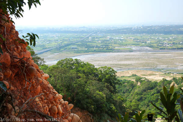 【苗栗。三義】熊熊烈火正在燃燒。惡地火炎山。亂石谷。自然保留區。火炎山步道