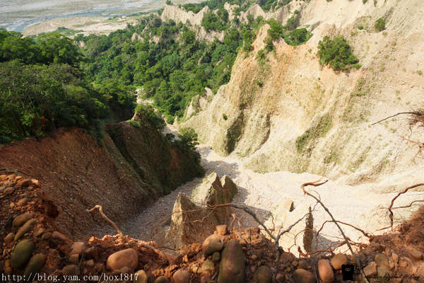 【苗栗。三義】熊熊烈火正在燃燒。惡地火炎山。亂石谷。自然保留區。火炎山步道