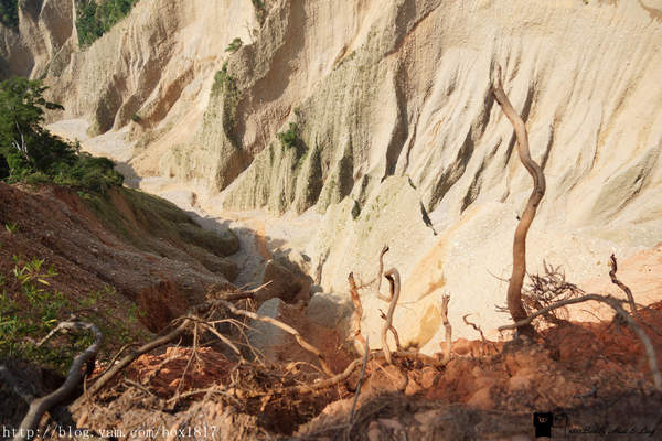 【苗栗。三義】熊熊烈火正在燃燒。惡地火炎山。亂石谷。自然保留區。火炎山步道