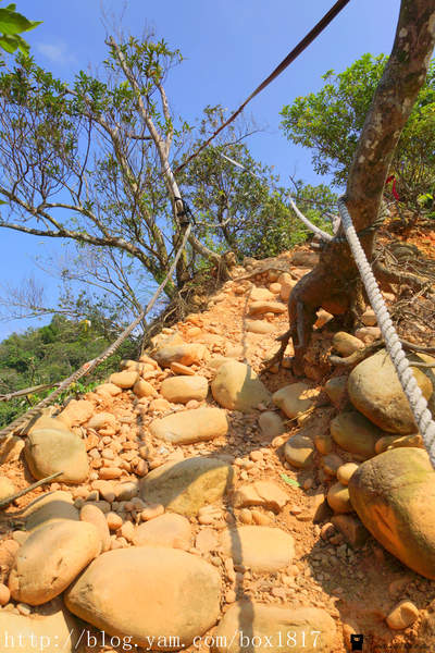 【苗栗。三義】熊熊烈火正在燃燒。惡地火炎山。亂石谷。自然保留區。火炎山步道