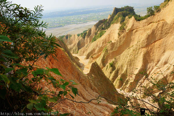 【苗栗。三義】熊熊烈火正在燃燒。惡地火炎山。亂石谷。自然保留區。火炎山步道