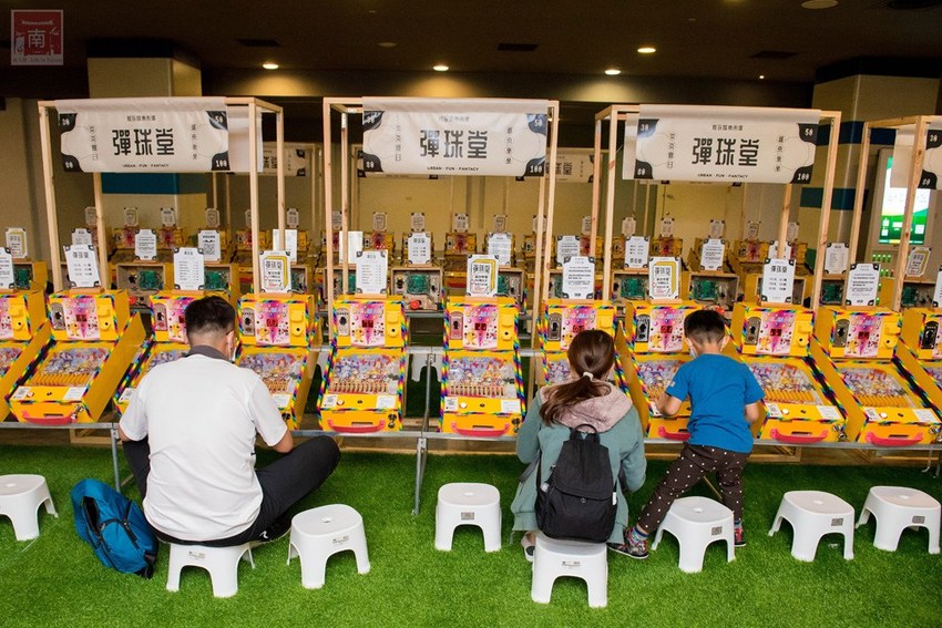 【台南活動】吹冷氣打彈珠｜新天地八樓快閃活動｜來新光西門店回憶小時候的彈珠檯｜加入會員送彈珠｜大人小孩都著迷還可換禮物~怪玩娛樂市場(彈珠堂) - 南人幫