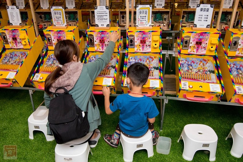 【台南活動】吹冷氣打彈珠｜新天地八樓快閃活動｜來新光西門店回憶小時候的彈珠檯｜加入會員送彈珠｜大人小孩都著迷還可換禮物~怪玩娛樂市場(彈珠堂) - 南人幫