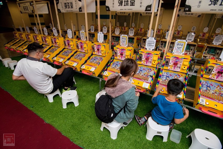 【台南活動】吹冷氣打彈珠｜新天地八樓快閃活動｜來新光西門店回憶小時候的彈珠檯｜加入會員送彈珠｜大人小孩都著迷還可換禮物~怪玩娛樂市場(彈珠堂) - 南人幫