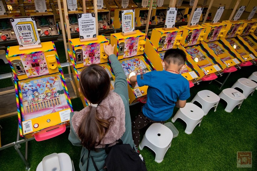 【台南活動】吹冷氣打彈珠｜新天地八樓快閃活動｜來新光西門店回憶小時候的彈珠檯｜加入會員送彈珠｜大人小孩都著迷還可換禮物~怪玩娛樂市場(彈珠堂) - 南人幫