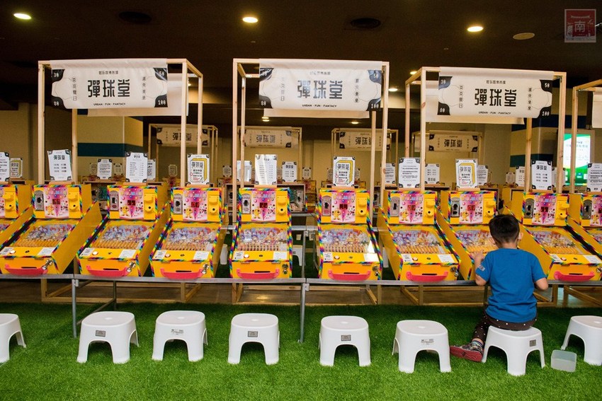 【台南活動】吹冷氣打彈珠｜新天地八樓快閃活動｜來新光西門店回憶小時候的彈珠檯｜加入會員送彈珠｜大人小孩都著迷還可換禮物~怪玩娛樂市場(彈珠堂) - 南人幫