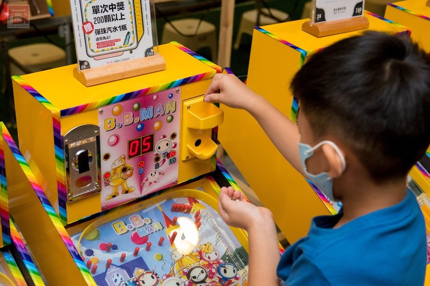【台南活動】吹冷氣打彈珠｜新天地八樓快閃活動｜來新光西門店回憶小時候的彈珠檯｜加入會員送彈珠｜大人小孩都著迷還可換禮物~怪玩娛樂市場(彈珠堂) - 南人幫