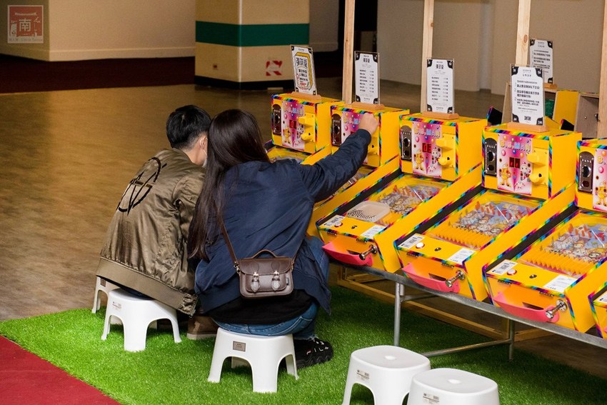 【台南活動】吹冷氣打彈珠｜新天地八樓快閃活動｜來新光西門店回憶小時候的彈珠檯｜加入會員送彈珠｜大人小孩都著迷還可換禮物~怪玩娛樂市場(彈珠堂) - 南人幫