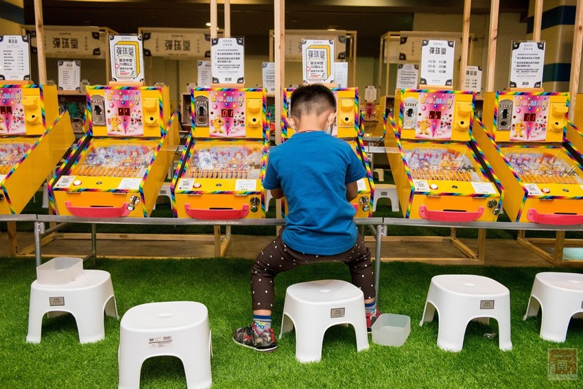 【台南活動】吹冷氣打彈珠｜新天地八樓快閃活動｜來新光西門店回憶小時候的彈珠檯｜加入會員送彈珠｜大人小孩都著迷還可換禮物~怪玩娛樂市場(彈珠堂) - 南人幫