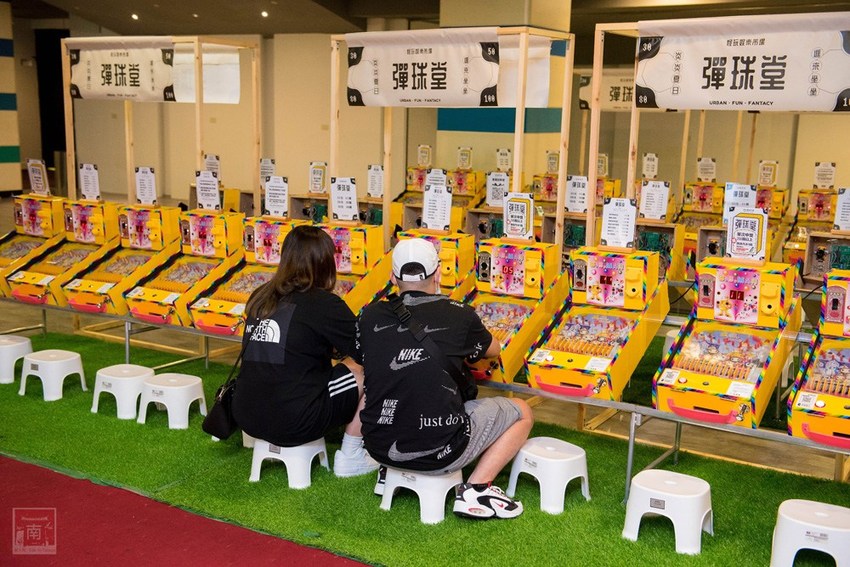 【台南活動】吹冷氣打彈珠｜新天地八樓快閃活動｜來新光西門店回憶小時候的彈珠檯｜加入會員送彈珠｜大人小孩都著迷還可換禮物~怪玩娛樂市場(彈珠堂) - 南人幫