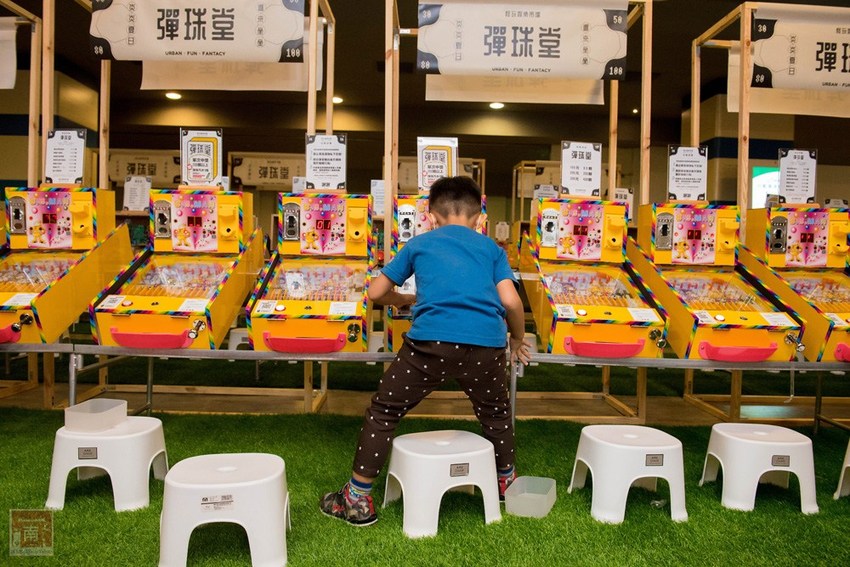 【台南活動】吹冷氣打彈珠｜新天地八樓快閃活動｜來新光西門店回憶小時候的彈珠檯｜加入會員送彈珠｜大人小孩都著迷還可換禮物~怪玩娛樂市場(彈珠堂) - 南人幫