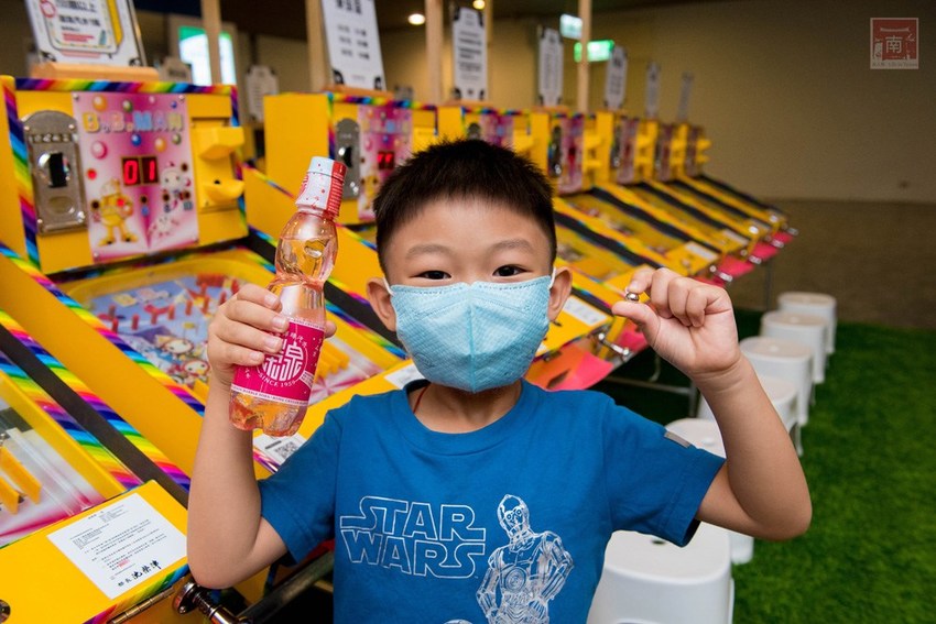 【台南活動】吹冷氣打彈珠｜新天地八樓快閃活動｜來新光西門店回憶小時候的彈珠檯｜加入會員送彈珠｜大人小孩都著迷還可換禮物~怪玩娛樂市場(彈珠堂) - 南人幫