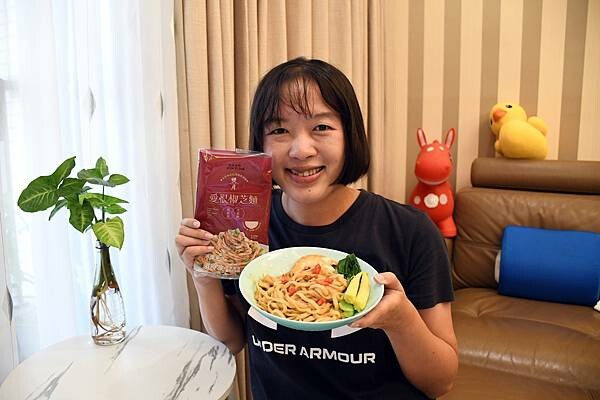 台南市北區在家吃米其林必比登美食好方便~好市多開箱【雙月阿甘剝皮辣椒雞湯】家中必囤好滋味！同場加映【愛恨椒芝麵