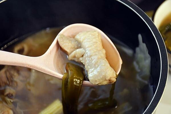 台南市北區在家吃米其林必比登美食好方便~好市多開箱【雙月阿甘剝皮辣椒雞湯】家中必囤好滋味！同場加映【愛恨椒芝麵