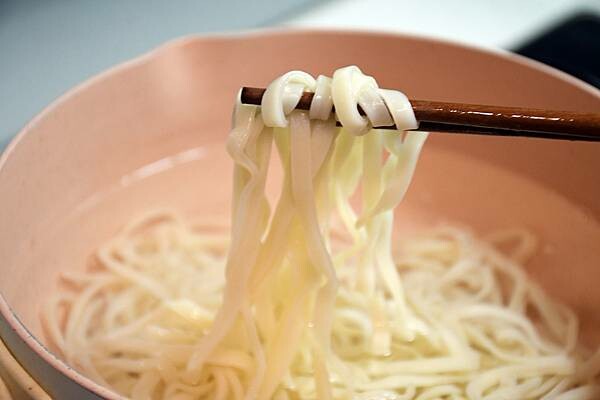 台南市北區在家吃米其林必比登美食好方便~好市多開箱【雙月阿甘剝皮辣椒雞湯】家中必囤好滋味！同場加映【愛恨椒芝麵