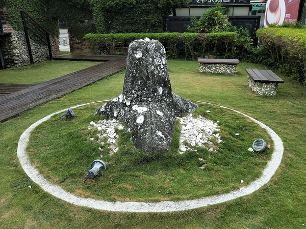安平蚵灰窯文化館:【台南安平景點】蚵灰窯文化館~紅磚綠牆的童話風格,燒蚵灰傳統產業,LOVE愛情藝術裝置