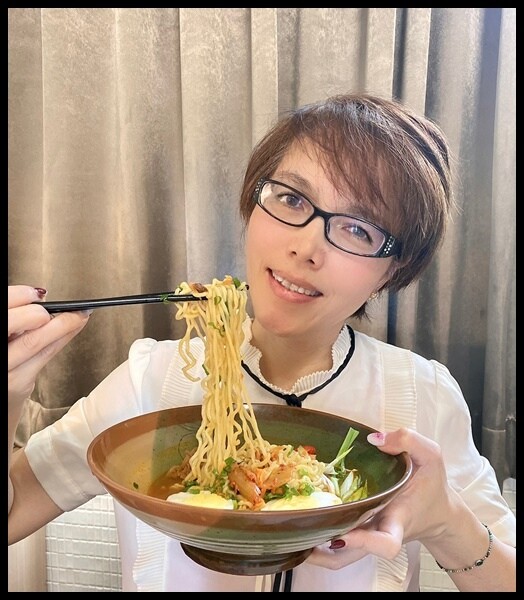 高雄市楠梓區【家樂福韓國泡麵推薦/宵夜泡麵開箱 】比辛辣麵好吃的泡麵🔥【Kmarket】韓式火辛拉麵袋裝泡麵,香辣