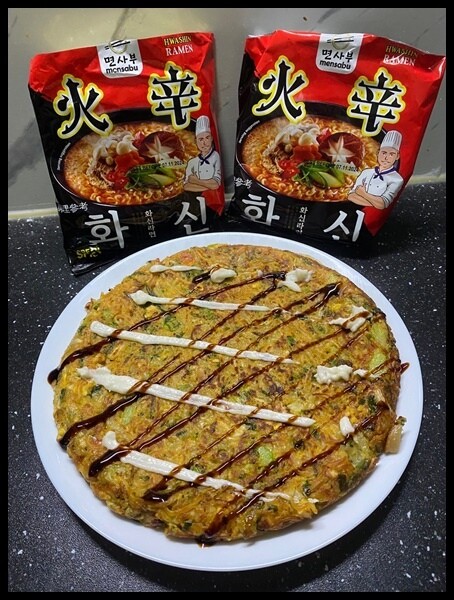 高雄市楠梓區【家樂福韓國泡麵推薦/宵夜泡麵開箱 】比辛辣麵好吃的泡麵🔥【Kmarket】韓式火辛拉麵袋裝泡麵,香辣