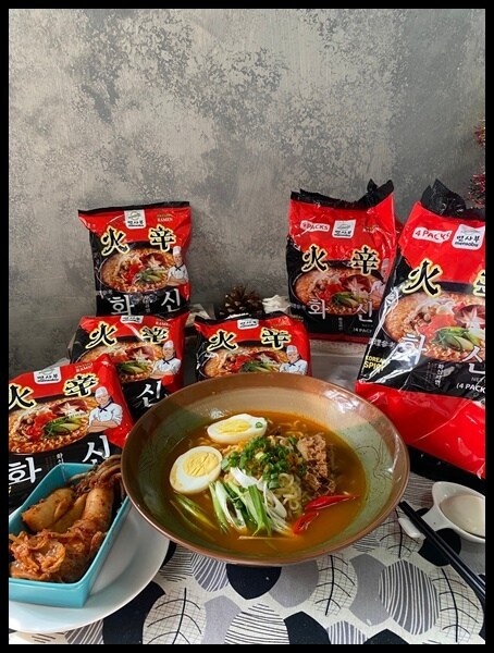 高雄市楠梓區【家樂福韓國泡麵推薦/宵夜泡麵開箱 】比辛辣麵好吃的泡麵🔥【Kmarket】韓式火辛拉麵袋裝泡麵,香辣