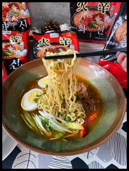 高雄市楠梓區【家樂福韓國泡麵推薦/宵夜泡麵開箱 】比辛辣麵好吃的泡麵🔥【Kmarket】韓式火辛拉麵袋裝泡麵,香辣
