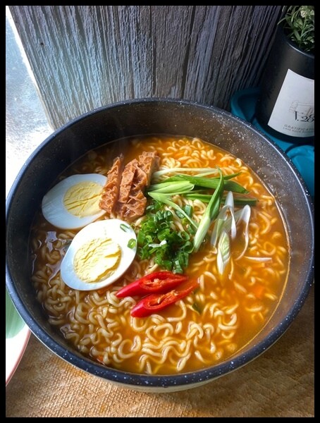 高雄市楠梓區【家樂福韓國泡麵推薦/宵夜泡麵開箱 】比辛辣麵好吃的泡麵🔥【Kmarket】韓式火辛拉麵袋裝泡麵,香辣