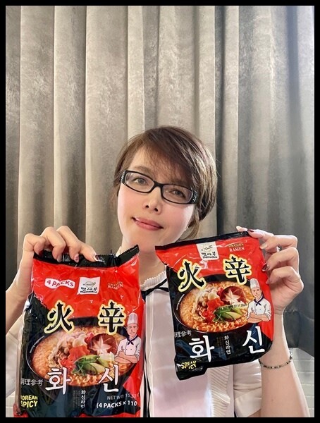 高雄市楠梓區【家樂福韓國泡麵推薦/宵夜泡麵開箱 】比辛辣麵好吃的泡麵🔥【Kmarket】韓式火辛拉麵袋裝泡麵,香辣