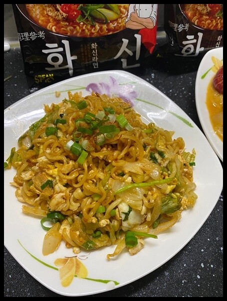 高雄市楠梓區【家樂福韓國泡麵推薦/宵夜泡麵開箱 】比辛辣麵好吃的泡麵🔥【Kmarket】韓式火辛拉麵袋裝泡麵,香辣