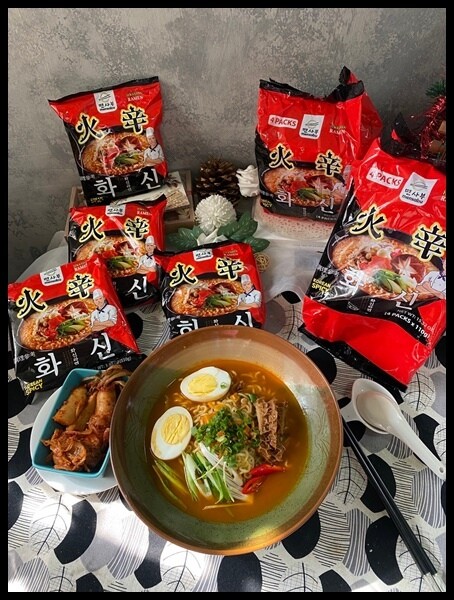 高雄市楠梓區【家樂福韓國泡麵推薦/宵夜泡麵開箱 】比辛辣麵好吃的泡麵🔥【Kmarket】韓式火辛拉麵袋裝泡麵,香辣