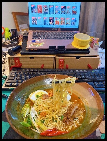 高雄市楠梓區【家樂福韓國泡麵推薦/宵夜泡麵開箱 】比辛辣麵好吃的泡麵🔥【Kmarket】韓式火辛拉麵袋裝泡麵,香辣