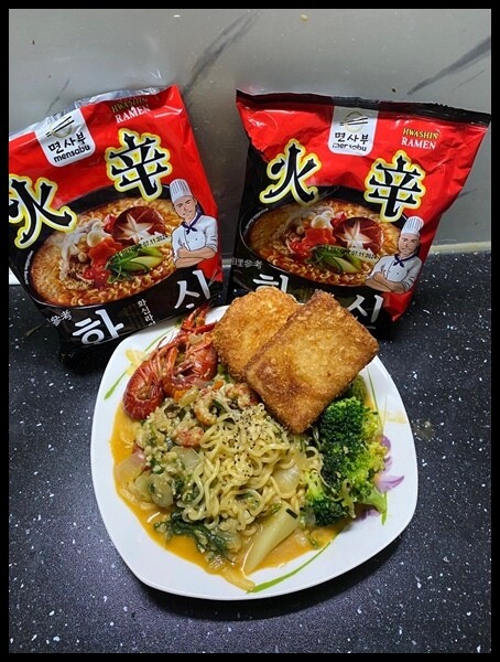 高雄市楠梓區【家樂福韓國泡麵推薦/宵夜泡麵開箱 】比辛辣麵好吃的泡麵🔥【Kmarket】韓式火辛拉麵袋裝泡麵,香辣