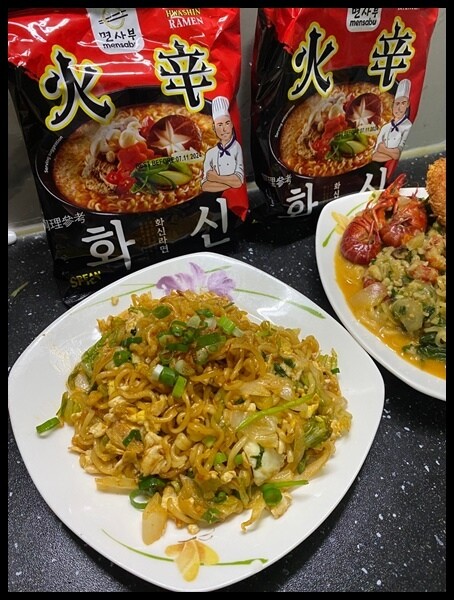 高雄市楠梓區【家樂福韓國泡麵推薦/宵夜泡麵開箱 】比辛辣麵好吃的泡麵🔥【Kmarket】韓式火辛拉麵袋裝泡麵,香辣