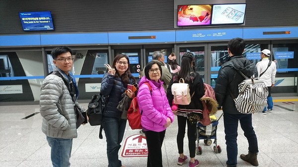 高雄小港機場:韓國跟團趣~帶小朋友出國注意事項~坐上飛機翱翔去~為生活增添精彩的回憶~ 高雄小港機場:韓國跟團趣~帶小朋友出國注意事項~坐上飛機翱翔去~為生活增添精彩的回憶~