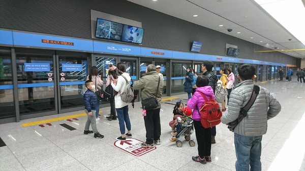 高雄小港機場:韓國跟團趣~帶小朋友出國注意事項~坐上飛機翱翔去~為生活增添精彩的回憶~ 高雄小港機場:韓國跟團趣~帶小朋友出國注意事項~坐上飛機翱翔去~為生活增添精彩的回憶~