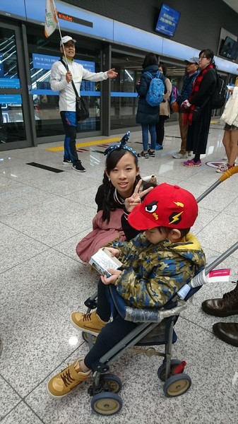 高雄小港機場:韓國跟團趣~帶小朋友出國注意事項~坐上飛機翱翔去~為生活增添精彩的回憶~ 高雄小港機場:韓國跟團趣~帶小朋友出國注意事項~坐上飛機翱翔去~為生活增添精彩的回憶~