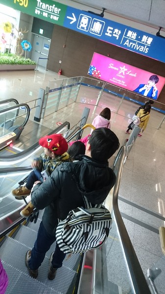 高雄小港機場:韓國跟團趣~帶小朋友出國注意事項~坐上飛機翱翔去~為生活增添精彩的回憶~ 高雄小港機場:韓國跟團趣~帶小朋友出國注意事項~坐上飛機翱翔去~為生活增添精彩的回憶~