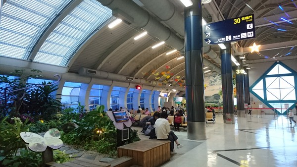 高雄小港機場:韓國跟團趣~帶小朋友出國注意事項~坐上飛機翱翔去~為生活增添精彩的回憶~ 高雄小港機場:韓國跟團趣~帶小朋友出國注意事項~坐上飛機翱翔去~為生活增添精彩的回憶~