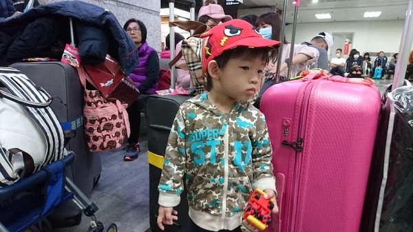 高雄小港機場:韓國跟團趣~帶小朋友出國注意事項~坐上飛機翱翔去~為生活增添精彩的回憶~ 高雄小港機場:韓國跟團趣~帶小朋友出國注意事項~坐上飛機翱翔去~為生活增添精彩的回憶~