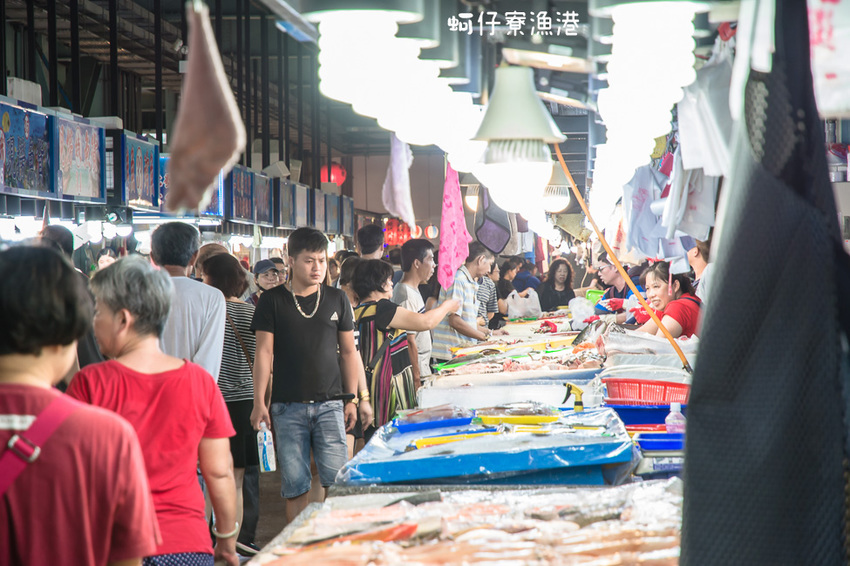 ｜高雄景點｜蚵仔寮觀光魚市場，來這裡買最新鮮的現撈漁貨，吃『尚青』的海鮮料理 - 阿婷的旅行札記。